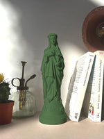Statue Marie aux fleurs coloris Olive de la marque J'ai Vu La Vierge, disponible chez I.D DECO Marseille et en livraison partout en France