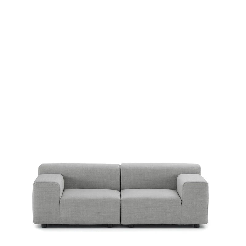 Canapé d'extérieur 2 places modèle PLATSICS de la marque Kartell, coloris gris, disponible chez I.D DECO