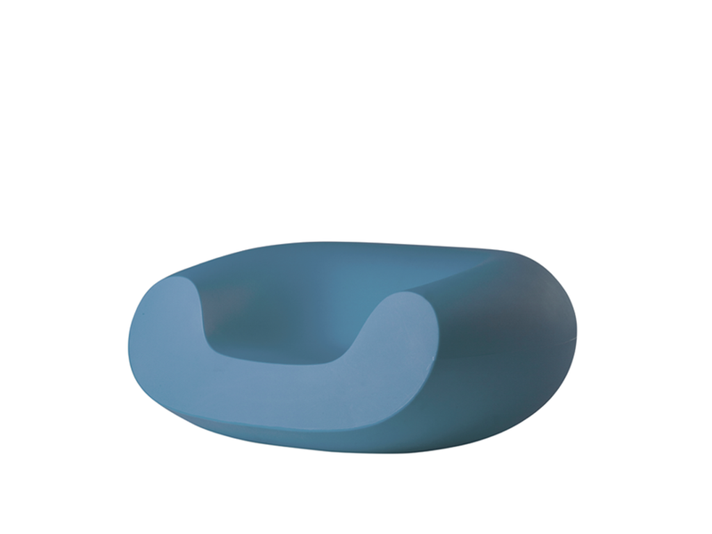 Fauteuil d'extérieur Chubby de la marque Slide, coloris Powder Blue bleur,disponible chez I.D DECO Marseille