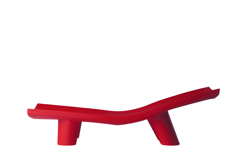 Chaise longue transat Low Lita de la marque Slide, coloris Flame Red, disponible chez I.D DECO Marseille