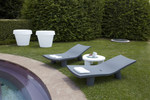 Salon de jardin avec chaises longues transats Low Lita de la marque Slide, disponible en plusieurs coloris chez I.D DECO Marseille