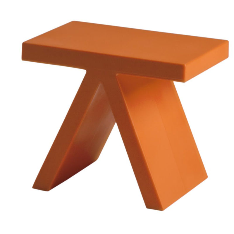 Table Toy orange pour l'indoor et l'outdoor, légère et solide, disponible chez I.D DECO Marseille en retrait boutique et en livraison partout en France