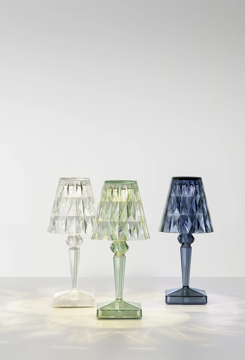 Lampe BATTERY New Colors Bleu Clair sans fil Led - Kartell