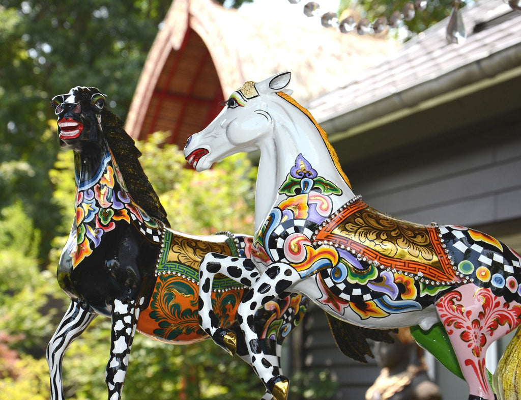 Cheval blanc L Champion Blanc Tom’s Drag – Sculpture cheval design colorée - I.D DECO MARSEILLE