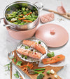 L'incroyable cocotte diamètre 24 cm coloris guimauve de la marque Cookut, disponible chez I.D DECO Marseille et en livraison partout en France