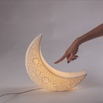 Lampe de table à poser à LED en forme de lune, My Tiny Moon de Seletti, designée par Marcantonio, disponible chez I.D DECO Marseille et en livraison partout en France