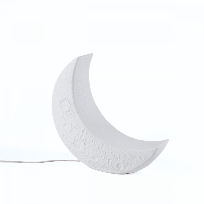 Lampe de table à poser à LED en forme de lune, My Tiny Moon de Seletti, designée par Marcantonio, disponible chez I.D DECO Marseille et en livraison partout en France