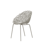 Chaises Bacana Outdoor Dove Grey de Qeeboo, designée par Estudio Camapana, disponible chez I.D DECO Marseille et en livraison partout en France