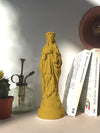 Statue Marie aux fleurs coloris Curry de la marque J'ai Vu La Vierge, disponible chez I.D DECO Marseille et en livraison partout en France
