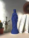 Statue Marie aux fleurs coloris Indigo de la marque J'ai Vu La Vierge, disponible chez I.D DECO Marseille et en livraison partout en France