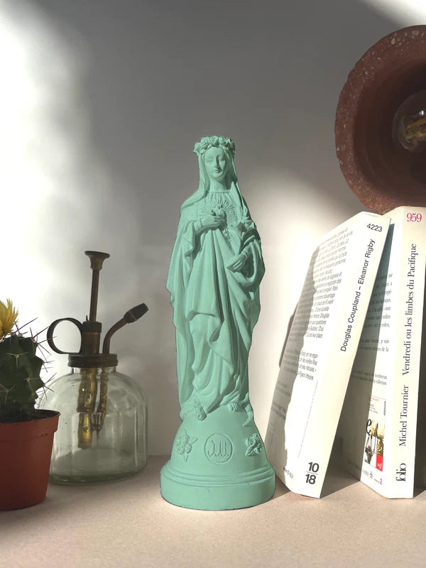 Statue Marie aux fleurs coloris Nuage de la marque J'ai Vu La Vierge, disponible chez I.D DECO Marseille et en livraison partout en France