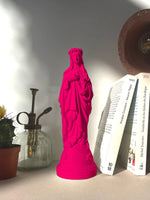 Statue Marie aux fleurs coloris Pink de la marque J'ai Vu La Vierge, disponible chez I.D DECO Marseille et en livraison partout en France