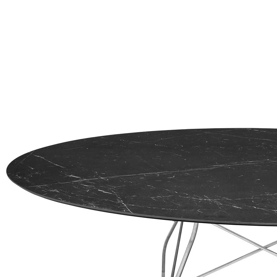 Table de repas Glossy de Kartell, plateau marbre noir, pied chromé, disponible chez I.D DECO Marseille et en livraison partout en France