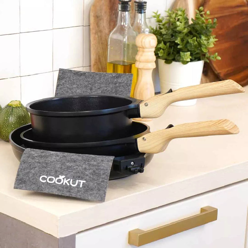 Trio de poêles et casserole avec poignées détachables coloris graphite de la marque française Cookut, disponible chez I.D DECO et en livraison partout en France 