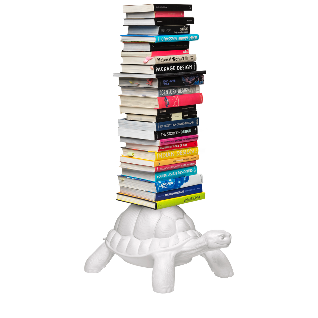 Turttle Carry Bookcase White de Qeeboo, disponible chez I.D DECO Marseille