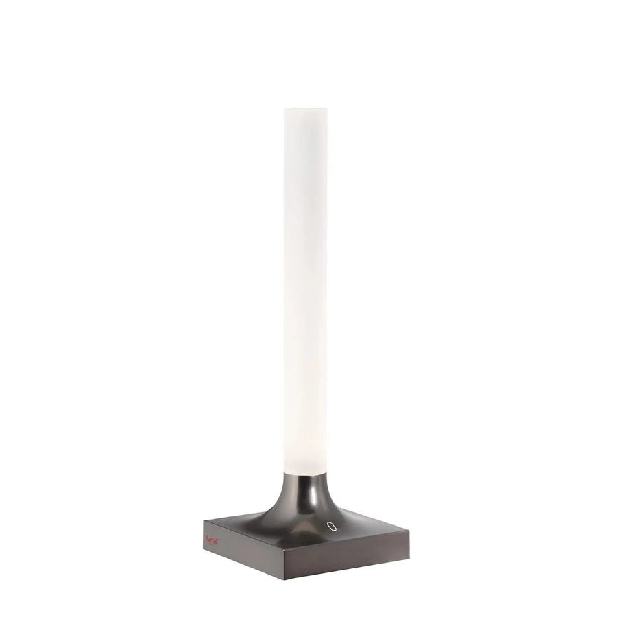 Lampe sur batterie avec 3 intensités, en coloris gris, très bonne autonomie et très jolie éclairage, modèle Goodnight de la marque Kartell disponible chez I.D DECO Marseille en livraison à domicile partout en France et en retrait boutique