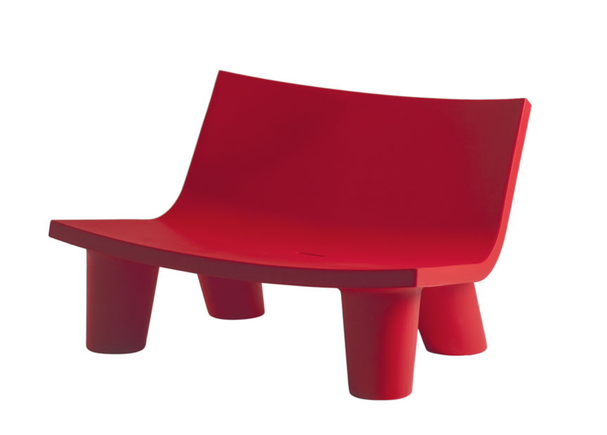 Banc de jardin extérieur Low Lita Love de la marque Slide, coloris Flame Red, disponible chez I.D DECO Marseille