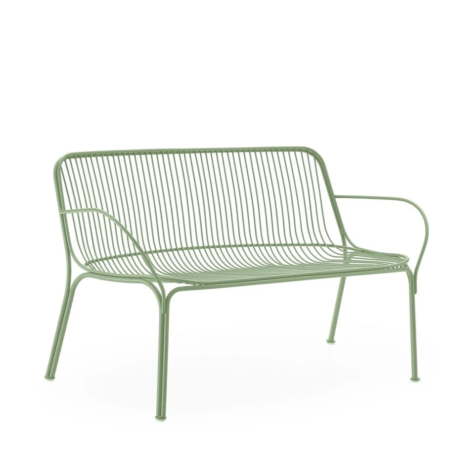 Canapé d'extérieur en métal Hiray de Kartell, coloris vert, disponible chez I.D DECO