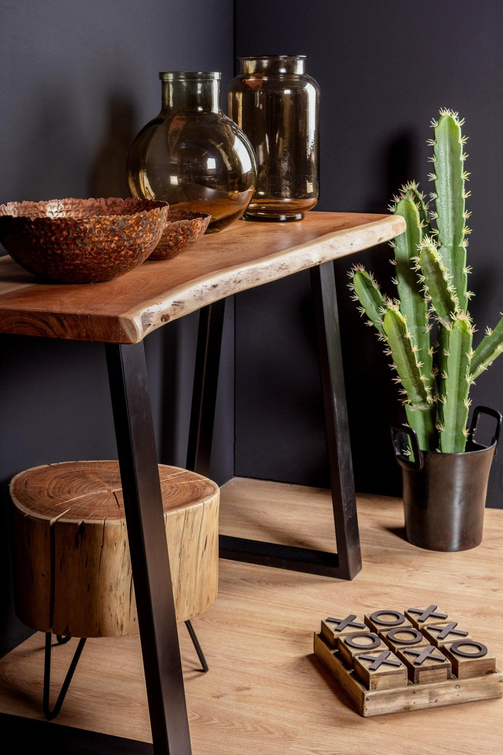 Console LOYD en acacia massif avec plateau effet bois vivant et pieds en acier noir – Disponible chez I.D DECO Marseille