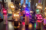 Collection d'ampoules LED à messages et socles pivotants en aluminium, interchangeables, Message In The Bulb, disponibles chez I.D DECO Marseille