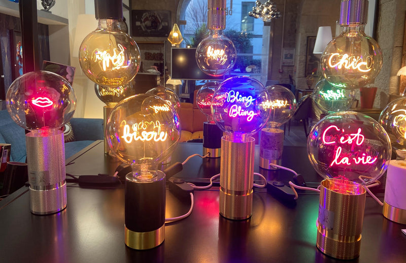 Collection d'ampoules LED à messages et de socles pivotants aluminium, Message In The Bulb, disponibles chez I.D DECO Marseille