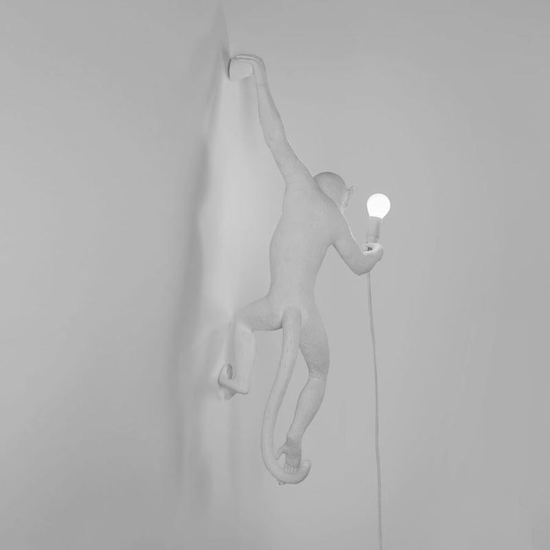 Lampe applique murale The Monkey Lamp Hanging Version de Seletti, disponible chez I.D DECO Marseille
