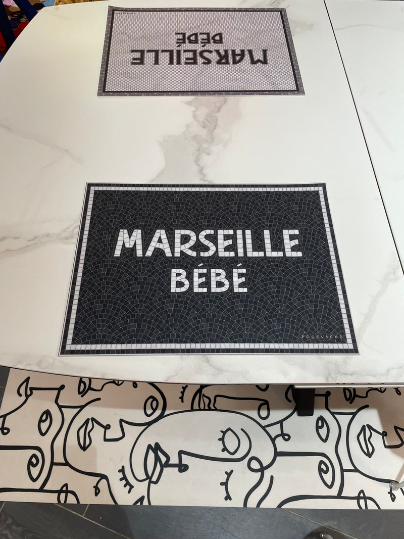 Sets de table personnalisés "Marseille Bébé" de la marque française Pôdevache, disponibles chez I.D DECO en retrait boutique ou en livraison partout en France