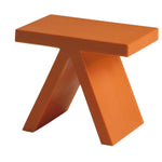 Table Toy orange pour l'indoor et l'outdoor, légère et solide, disponible chez I.D DECO Marseille en retrait boutique et en livraison partout en France