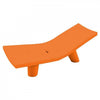 Chaise longue transat extérieur Low Lita de la marque Slide, coloris Pumpkin Orange, disponible chez I.D DECO Marseille