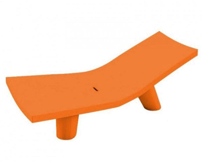 Chaise longue transat extérieur Low Lita de la marque Slide, coloris Pumpkin Orange, disponible chez I.D DECO Marseille