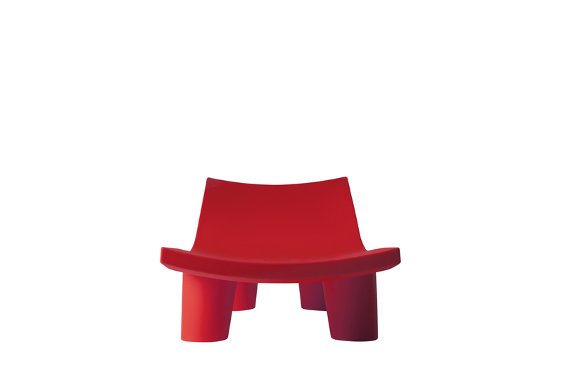 Chaise longue transat Low Lita, coloris Flame Red, disponible chez I.D DECO Marseille