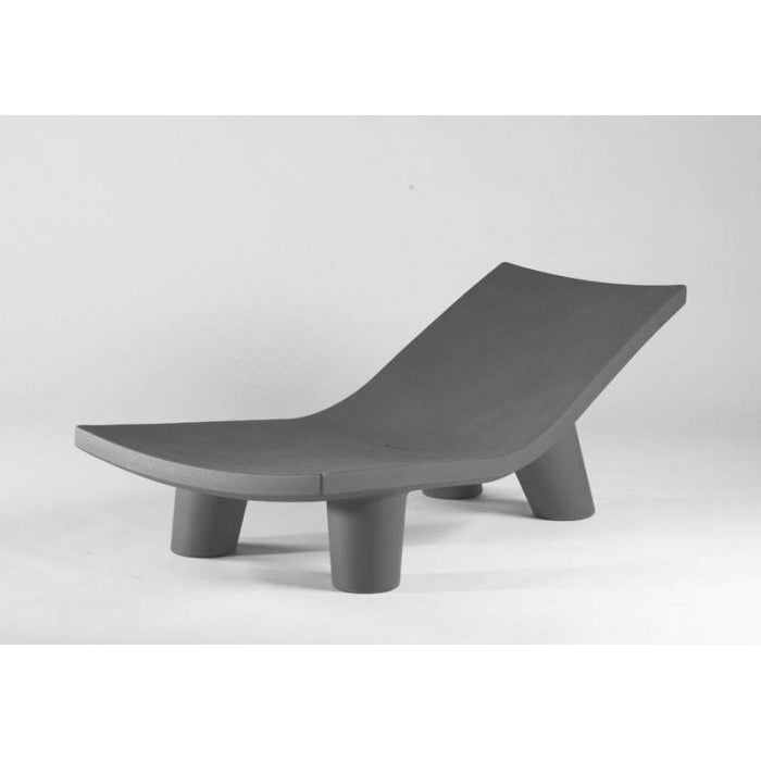 Chaise longue transat Low Lita de la marque Slide, coloris Elephant Grey, disponible chez I.D DECO Marseille