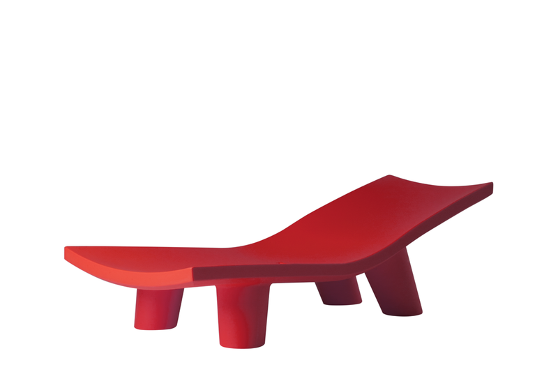Chaise longue transat extérieur Low Lita de la marque Slide, coloris Flame Red, disponible chez I.D DECO Marseille